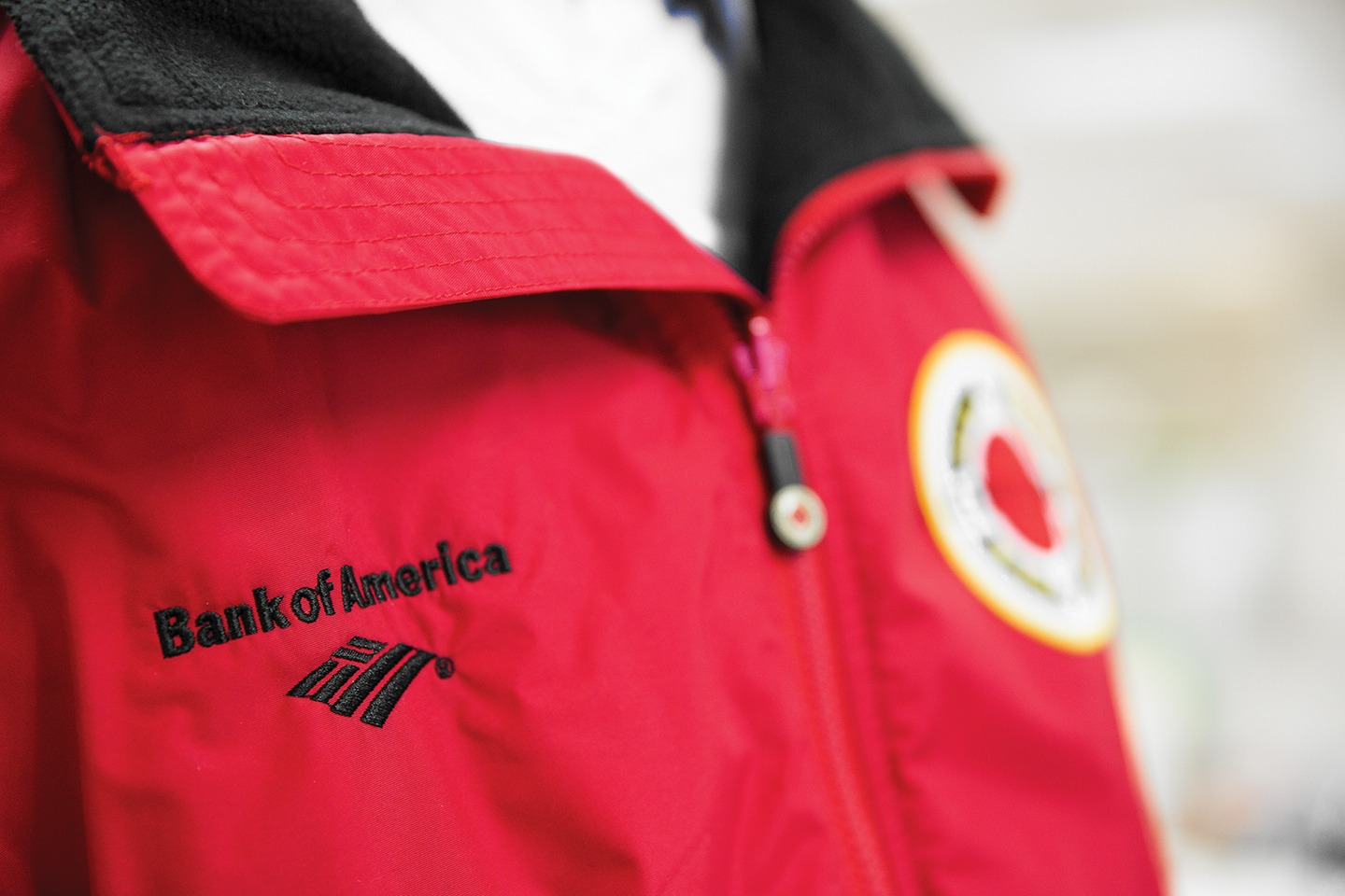 Red jacket with Bank of America logo and 黄色视频 logo